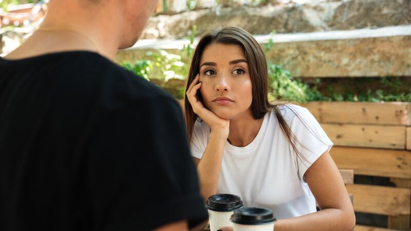 No está ‘bromeando’ contigo, te está haciendo bullying: 5 claves para identificarlo en la pareja