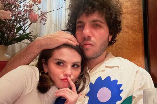 ¿Se enojó? Así reaccionó Benny Blanco a las acusaciones de infidelidad a Selena Gomez