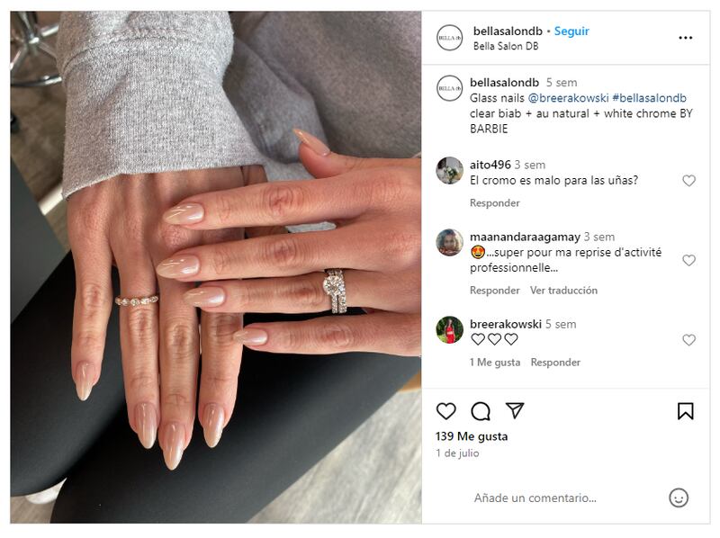 Las uñas glass se destacan gracias a su bonito acabado brillante