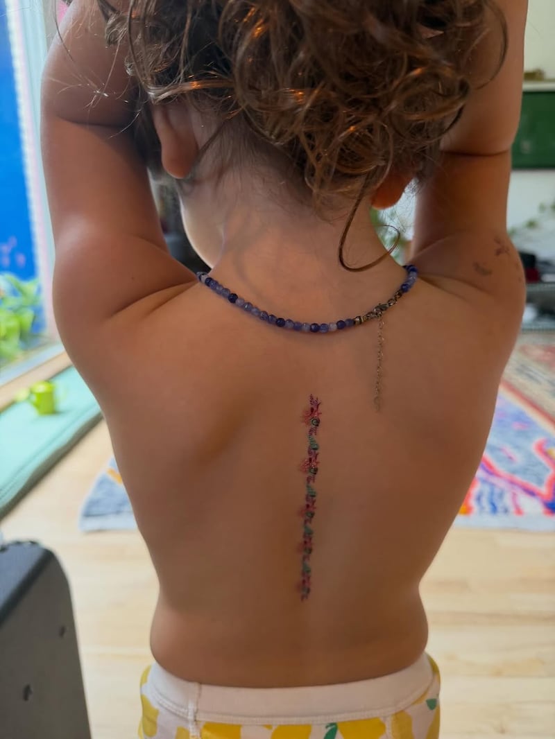 Evaluna muestra el tatuaje temporal de Índigo
