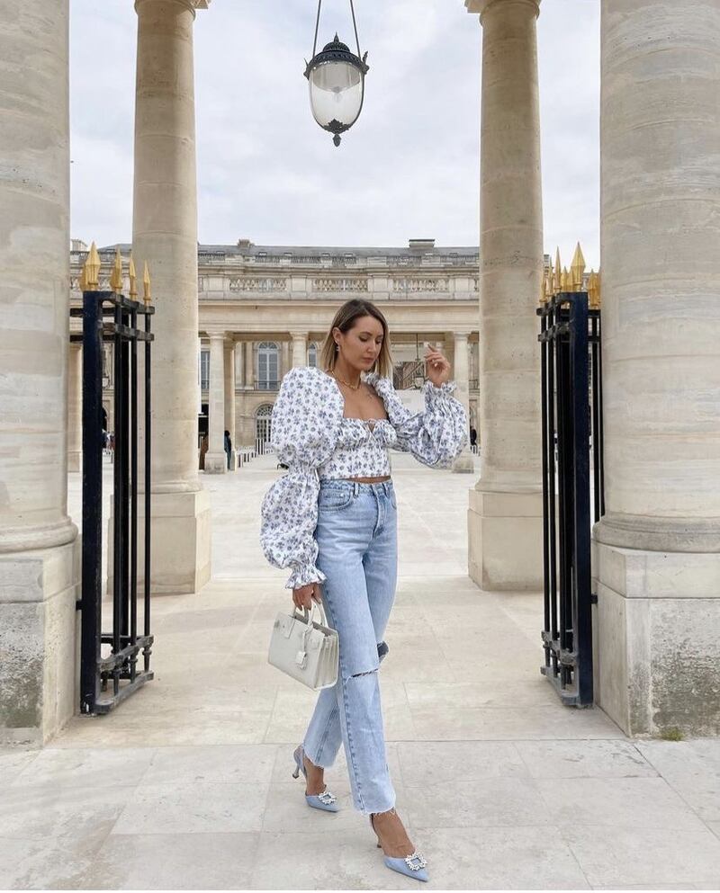 Blusas ‘Bridgerton’ y jeans: la combinación chic y moderna ideal para cualquier momento del año