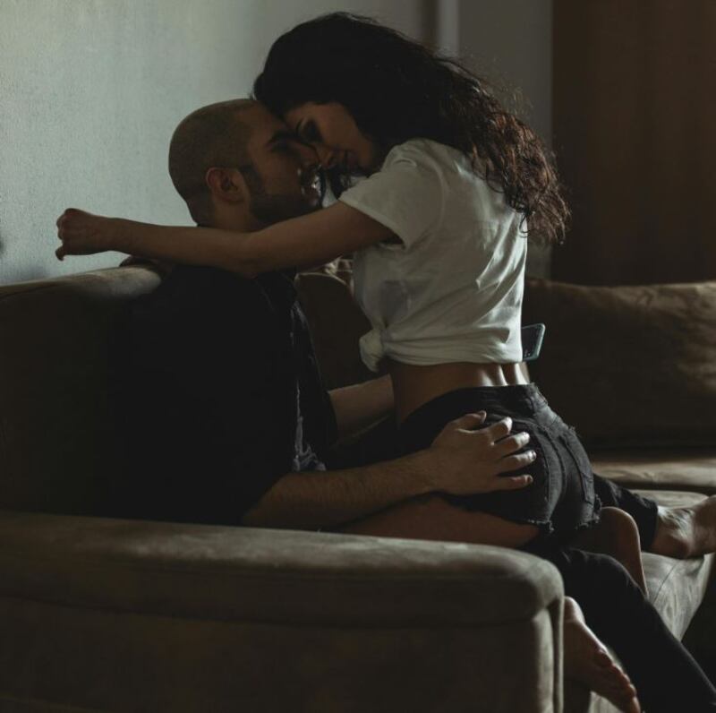 Un hombre toca las pompas de la mujer con la que tiene una relación por varios motivos