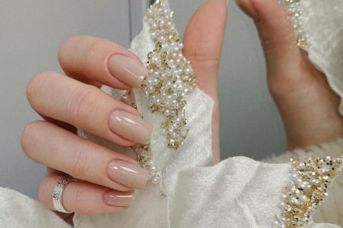 ¿Qué son las uñas ‘cárdigan’? La tendencia de manicure para quienes buscan algo realmente diferente