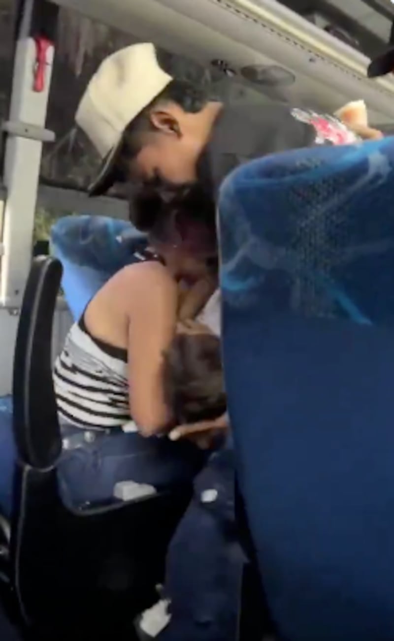 El hecho ocurrió el lunes 6 de abril, cuando el menor viajaba junto a su madre en un autobús de servicio interprovincial.