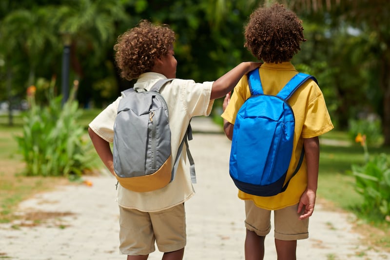 Niños con mochilas