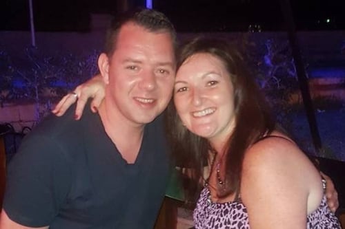 Se casó y ahora lucha por su vida luego de caer por las escaleras cuando iba a su suite de luna de miel