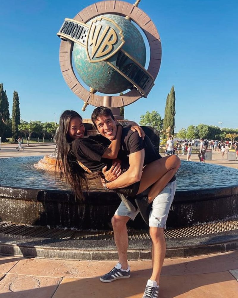 Nona Sobo al lado de su novio y mánager, Carlos Uraga