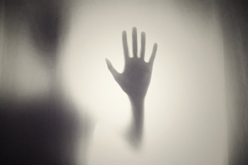 Mujer confiesa que tuvo sexo con fantasma por 20 años y que se enamoró: “El día que lo vi, tenía colmillos y cara de gárgola”