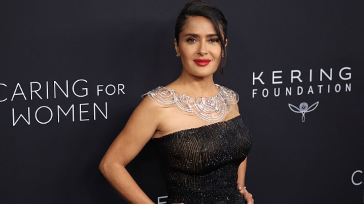 Salma Hayek y la falda plateada de cuero que será tendencia en diciembre 2024 ¿Cómo usarla a los 50?