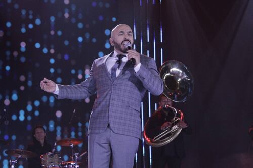 Lupillo Rivera cantó con lágrimas en los ojos el dueto con Jenni en la final de La Academia