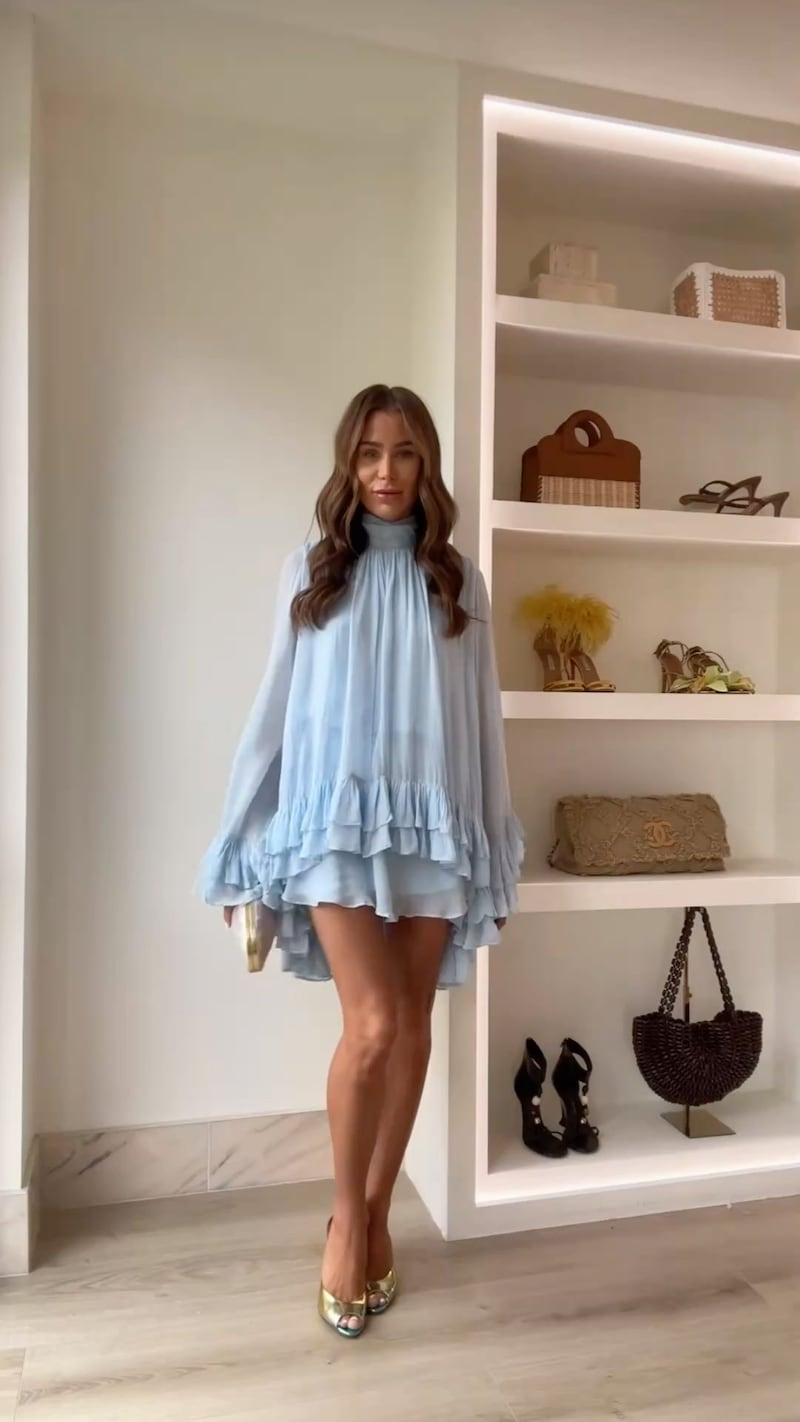 ¿Cómo llevar el vestido de mangas holgadas en tendencia de forma elegante?