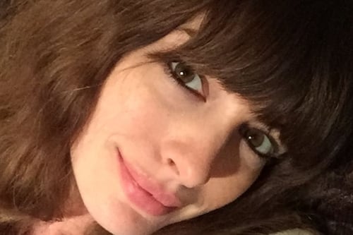 “Hasta en pijama se ve bien”: el inesperado look azul de Anne Hathaway que está dando de qué hablar
