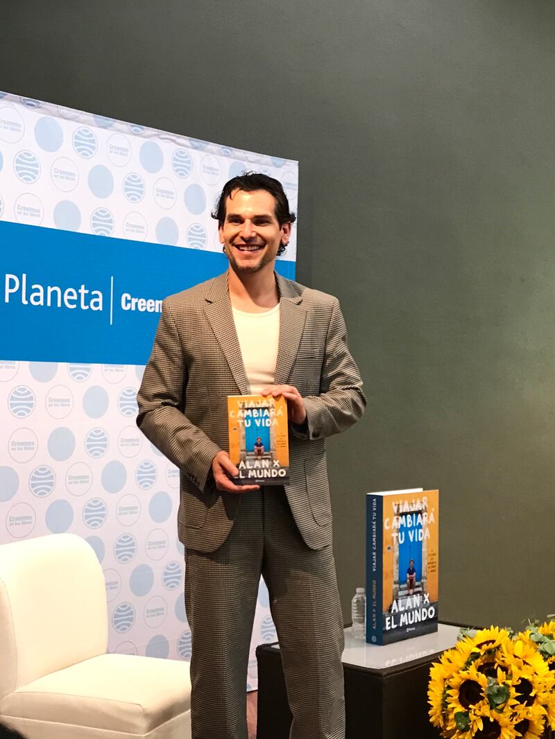 Alan Estrada presenta su nuevo libro 'Viajar Cambiará tu Vida'
