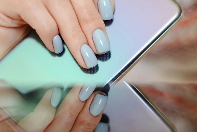 Uñas azules en tendencia.