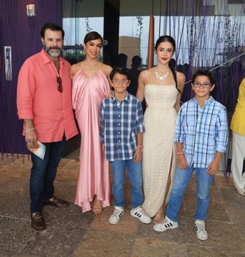 Biby Gaytán, Eduardo Capetillo y sus hijos, Ana Paula, Manuel y Daniel.
