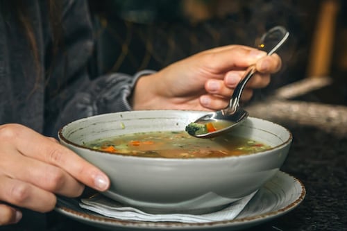 La sopa de enero: tradición, sabiduría de abuela y el ritual más reconfortante para empezar el año ligero