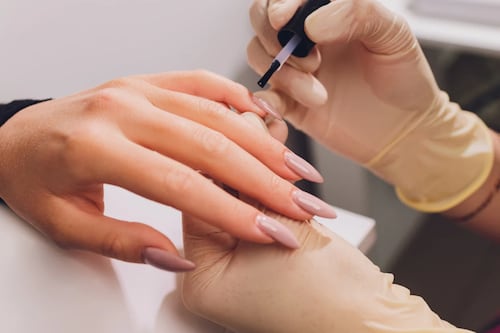 ¡Adiós al tradicional! El manicure francés ‘Y2K’ arrasa en las tendencias y ahora se lleva así