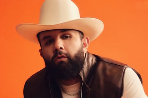 La taquería de Carín León desata furia por un taco de frijol de 45 pesos