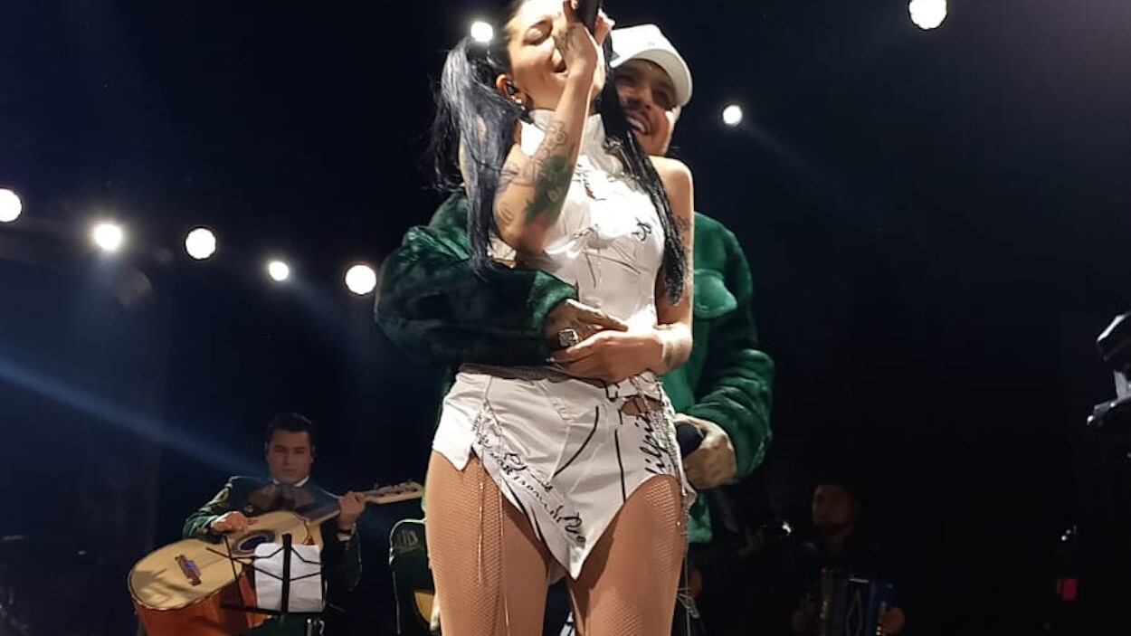 Por primera vez, la rapera y el cantante mexicano cantan un tema juntos y declaran su amor frente a sus seguidores.