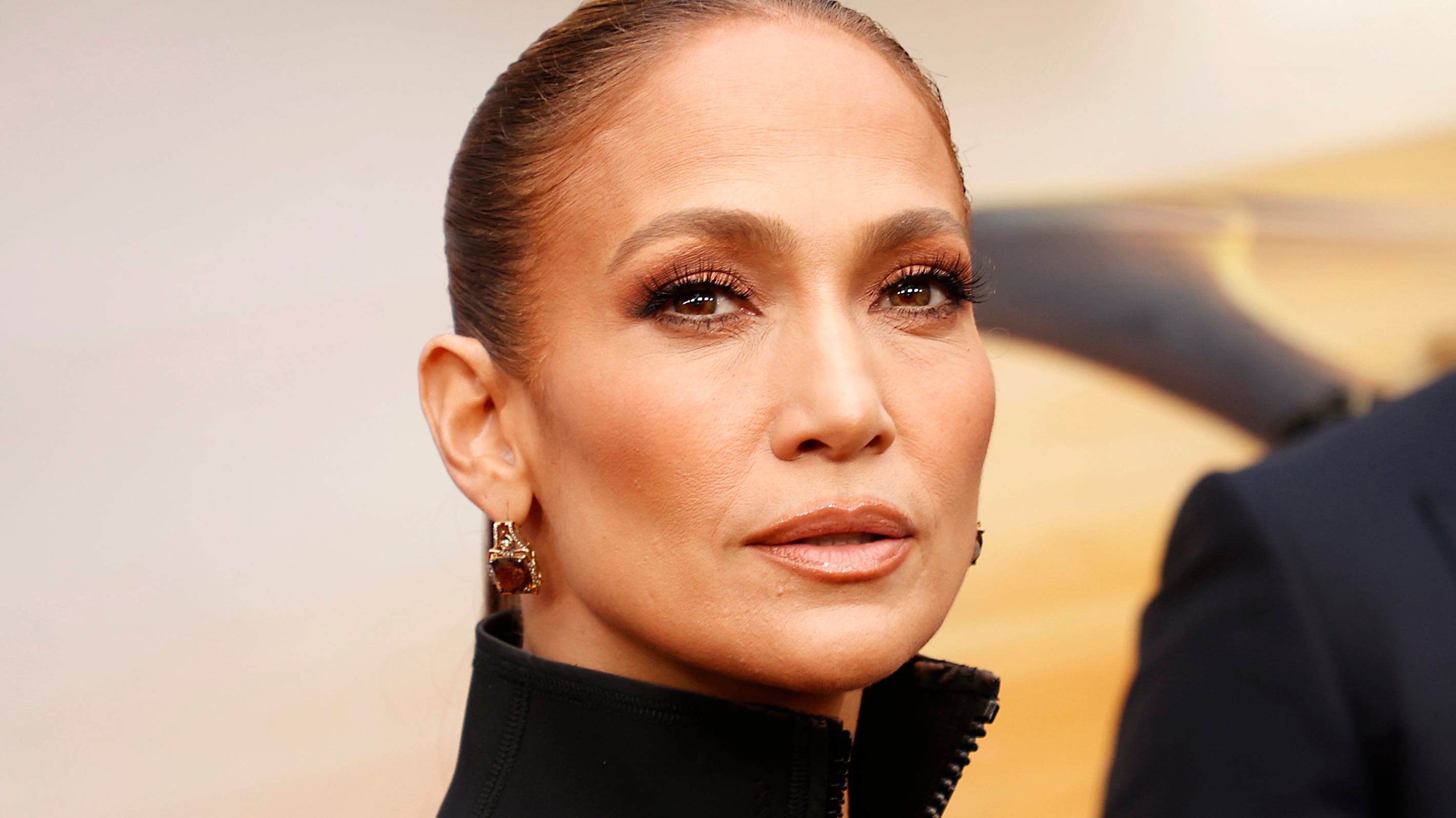 "Las tienes muy flacas": Jennifer Lopez desata ola de críticas al posar con minivestido rojo