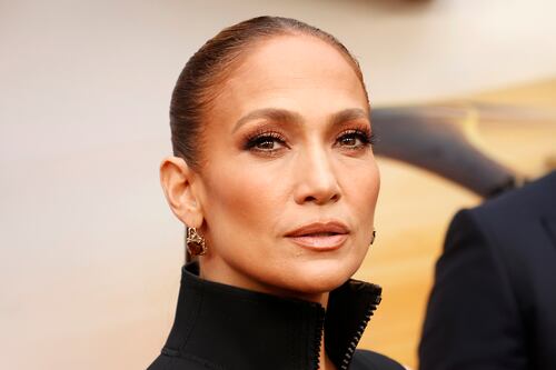 Esto es lo que debes hacer para tener una piel radiante como Jlo a sus 54 años de edad