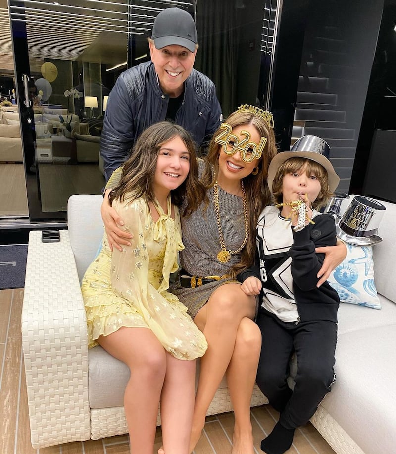Thalía junto a su esposo y sus dos hijos en 2020