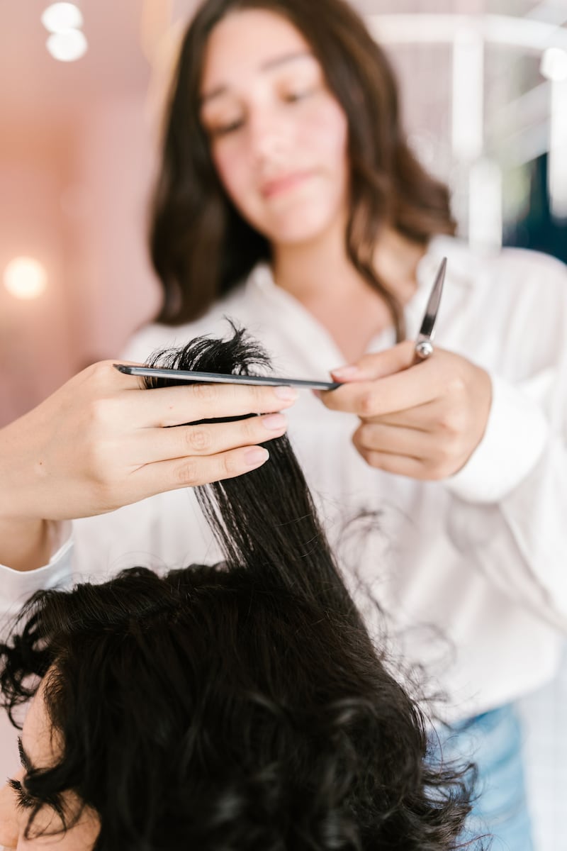 ¿Adiós al clásico? El corte de pelo “en seco” que promete un cambio de look fabuloso y elegante