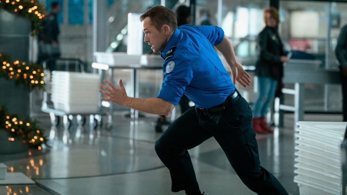 Taron Egerton como Ethan Kopek en 'Equipaje de mano'