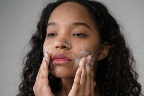 ¿A qué edad pueden comenzar a aplicarse cosméticos los adolescentes? La respuesta de expertos