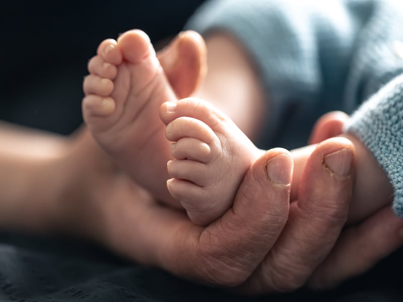 Bebé recién nacida fallece tras ser lanzada del cuarto piso por su hermana