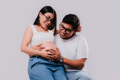¡Recién nacido! Mateo Balseca, de “Darán Viendo”, y Camila Pozo anuncian con emoción que ya son papás