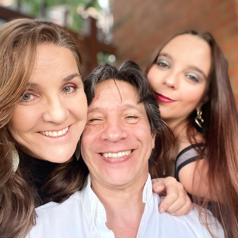 Luces Velásquez y su familia