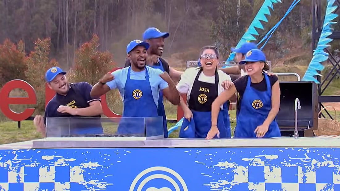 El equipo azul gana el reto de campo.