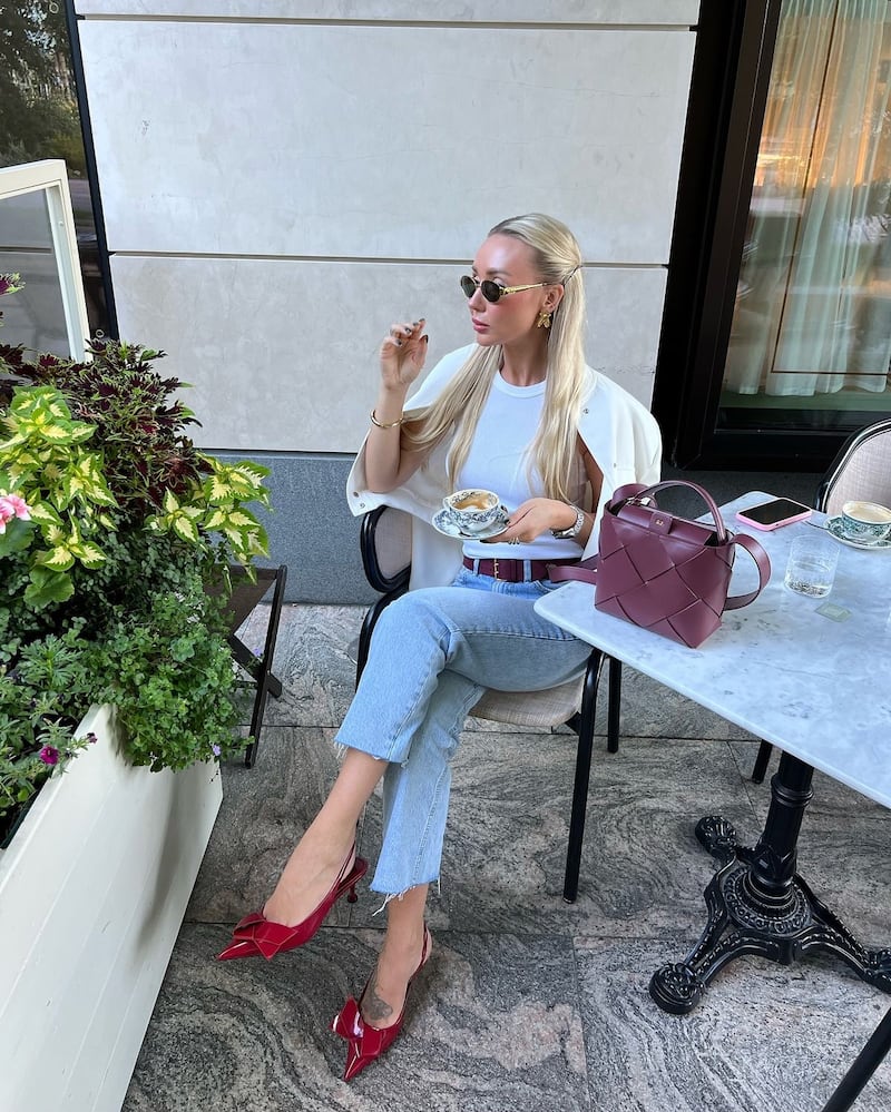 ¡Adiós tenis! Los zapatos ‘Bridgerton’ brillan por su belleza y elegancia: así se llevan