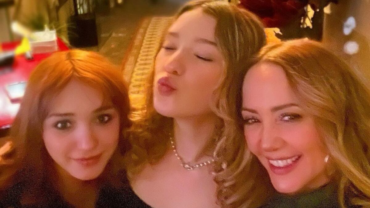 Andrea Legarreta junto a sus dos hijas Nina y Mía