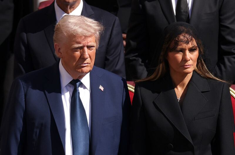 Donald y Melania Trump en el funeral del papa Francisco.