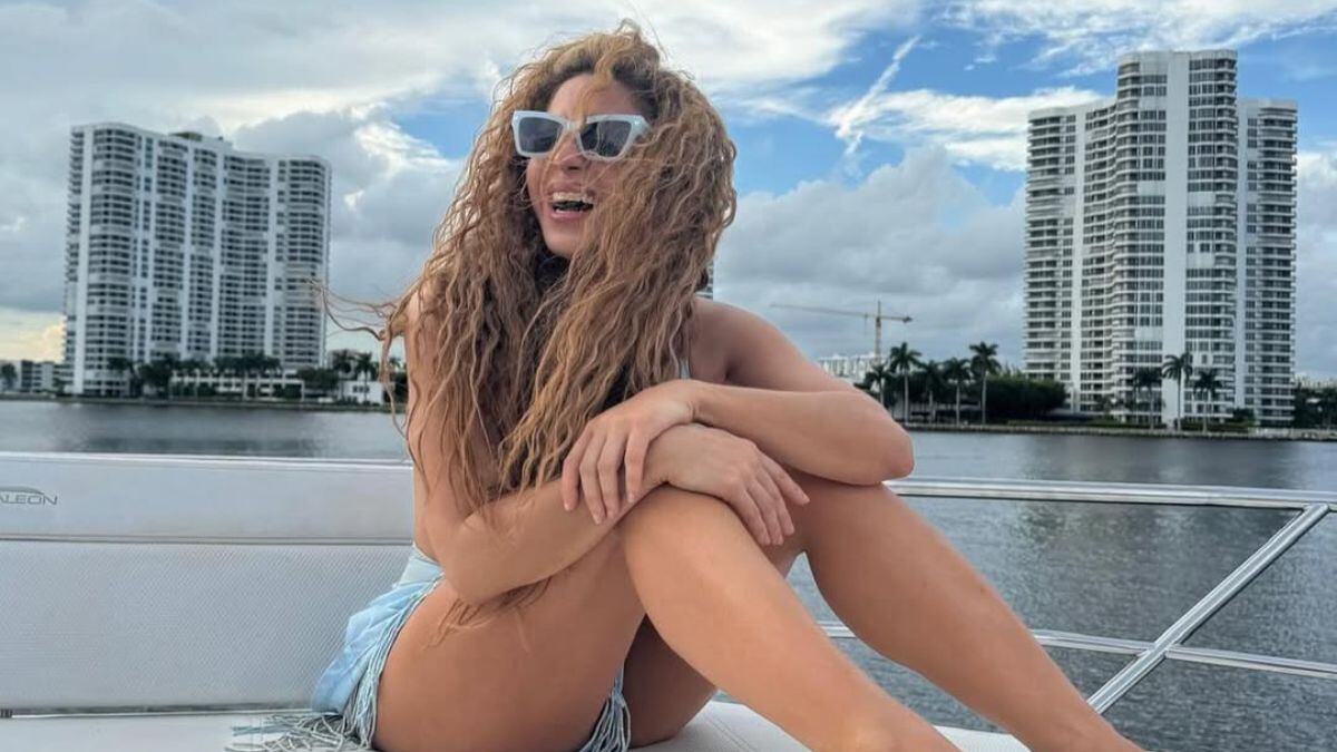 “¿Tenemos turbulencias?” Shakira ‘sacude’ avión pero su bailarina terminó acaparando la atención de todos