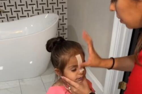 Madre recibe miles de críticas por depilar las cejas a su niña de tres años