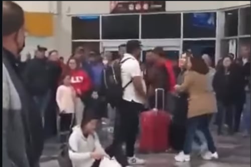 Esposa impide que hombre huya con su amante en terminal: “Me vas a dejar”