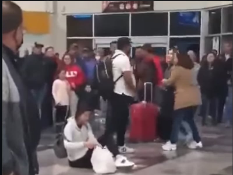 Esposa impide que hombre huya con su amante en terminal: “Me vas a dejar”