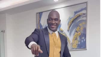 Segundo Castillo sorprende al llegar a votar con su estilo “calle elegante”