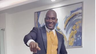 Segundo Castillo sorprende al llegar a votar con su estilo “calle elegante”