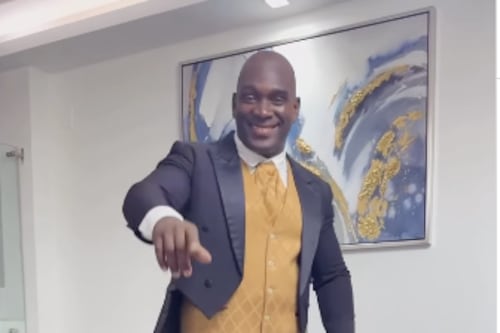 Entre caballos, coronas y frac: los momentos más divertidos y originales del voto en Ecuador este 16 de noviembre