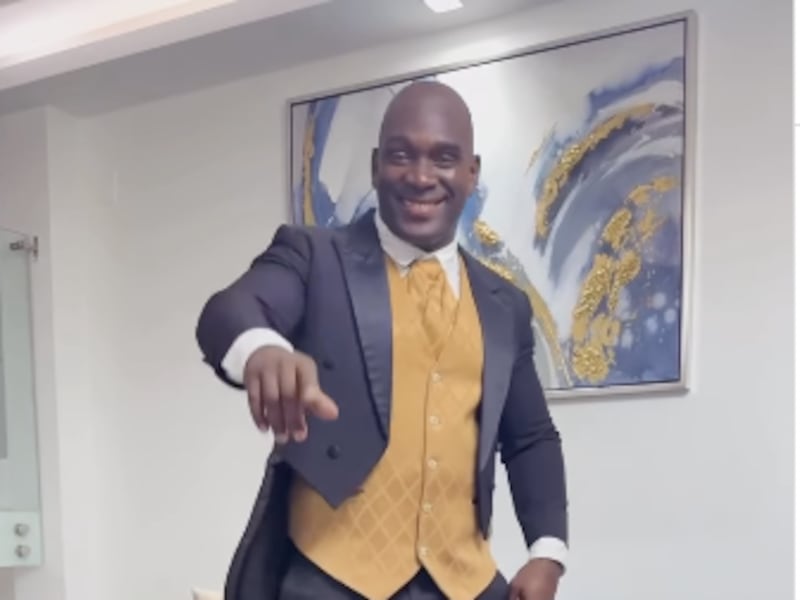 Entre caballos, coronas y frac: los momentos más divertidos y originales del voto en Ecuador este 16 de noviembre