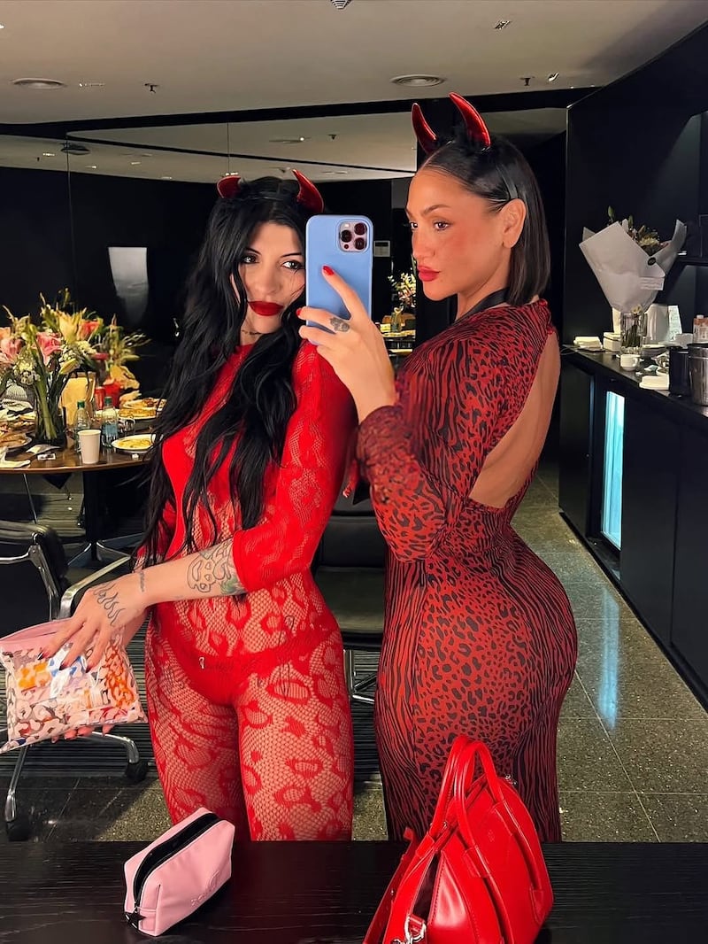 Cazzu presumió sexy disfraz de 'diablita' junto a DJ Mami