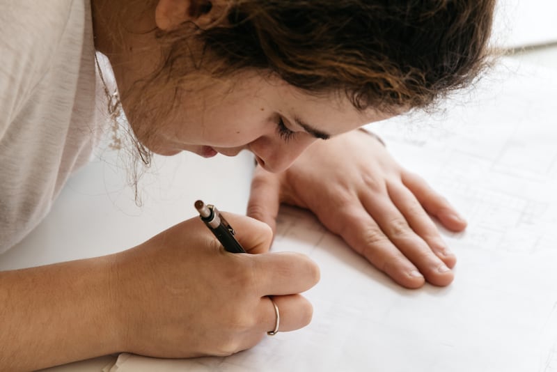 Más que tinta y papel: la ciencia revela por qué escribir a mano potencia el aprendizaje