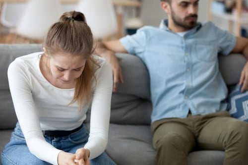 Una mujer revela que descubrió que su novio la engañaba con su suegra y cuñada