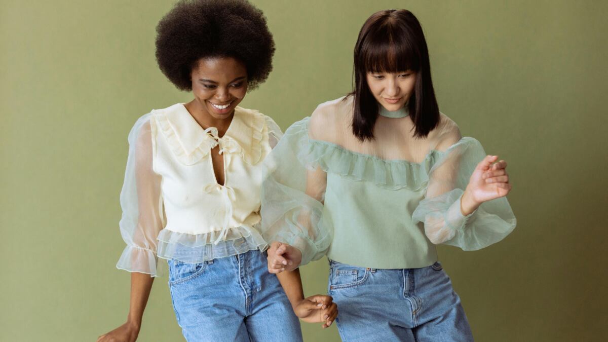 La camisa blanca quedará en el pasado con esta blusa que promete reinar en primavera