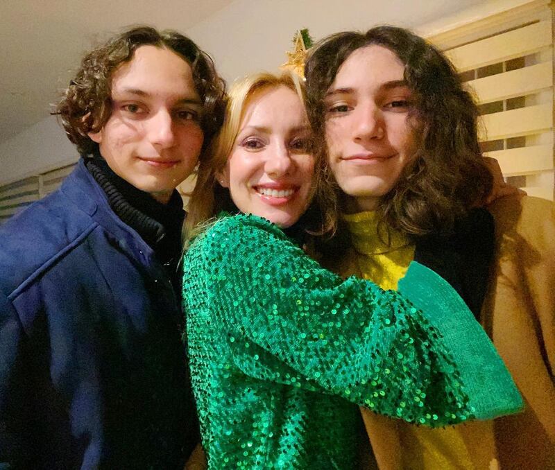 Ludyvina Velarde junto a sus hijos, Mariano y Alejandro Fons
