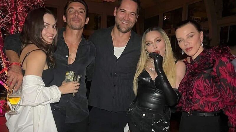 Madonna celebrando con Alberto Guerra y Zuria Vega
